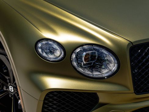 Used 2024 Bentley Bentayga image 2