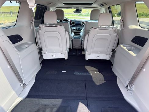 Used 2017 Chrysler Pacifica Limited w/ Advanced Safetytec Group FWD image 31