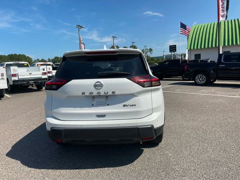Used 2024 Nissan Rogue SV AWD/4WD image 6