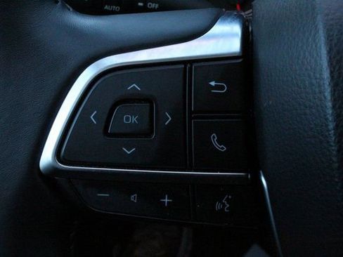 Used 2021 Toyota Highlander LE image 24