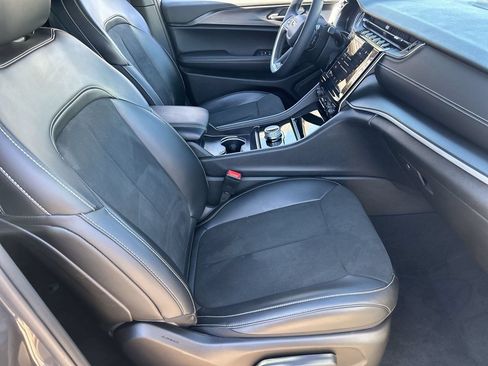Used 2025 Jeep Grand Cherokee Altitude AWD/4WD image 8