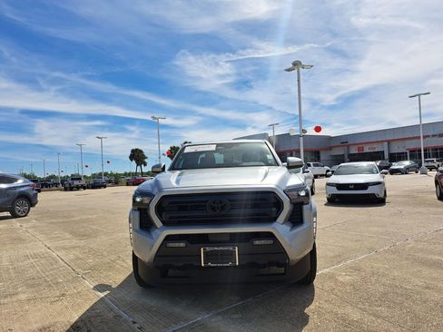 Used 2025 Toyota Tacoma SR5 image 2