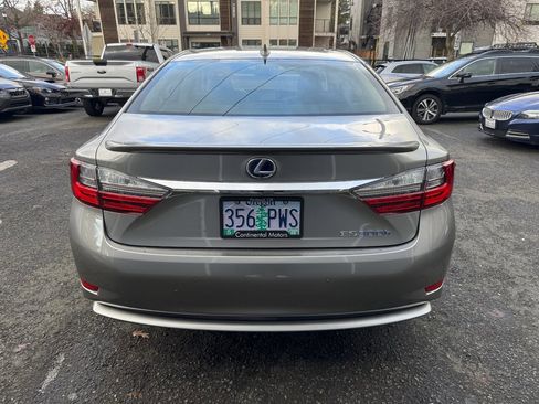 Used 2017 Lexus ES 300h w/ Luxury Package image 9