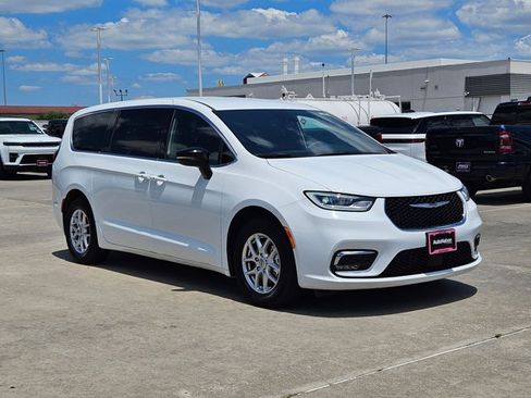 Used 2025 Chrysler Pacifica Select FWD image 3