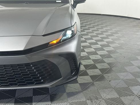 Used 2025 Toyota Camry SE w/ Convenience Package image 9