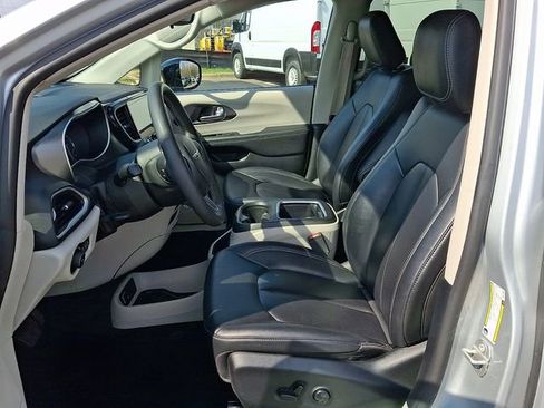 Used 2024 Chrysler Pacifica Touring-L image 11