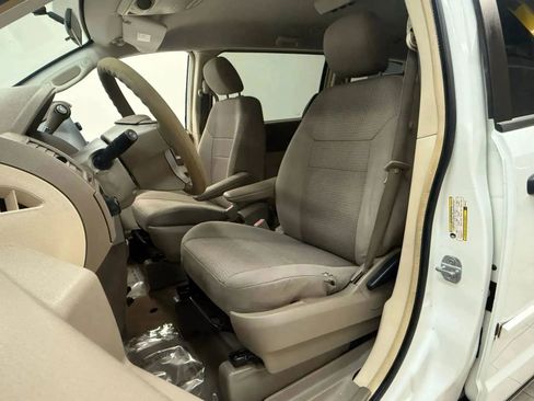 Used 2008 Chrysler Town & Country LX image 17