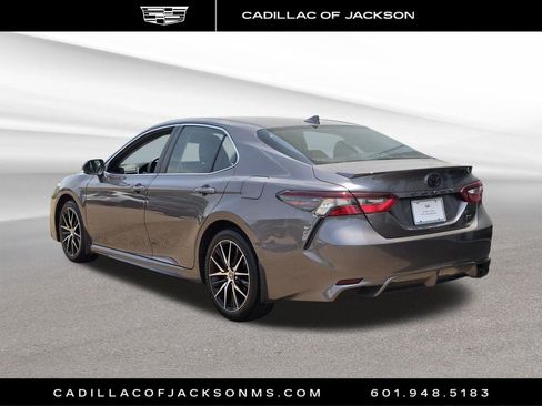 Used 2023 Toyota Camry SE FWD image 3