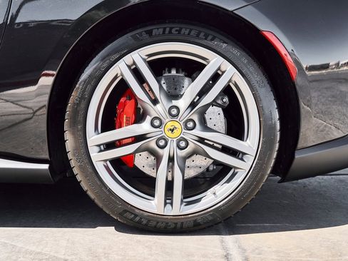 Used 2020 Ferrari Portofino RWD image 26
