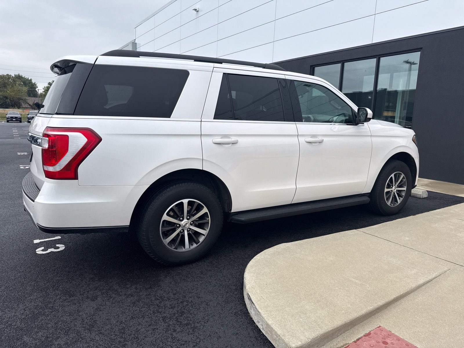Used 2019 Ford Expedition XLT AWD/4WD image 3