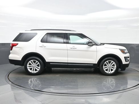 Used 2017 Ford Explorer XLT w/ Equipment Group 202A FWD image 7