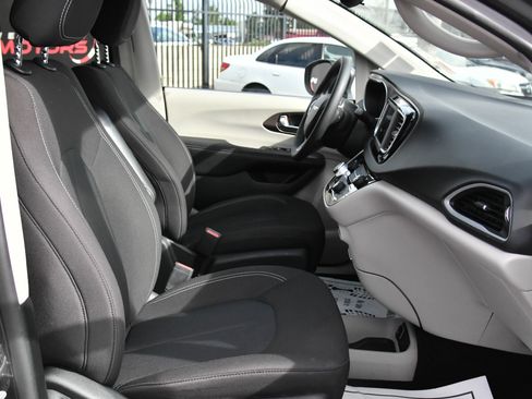 Used 2023 Chrysler Voyager LX image 49