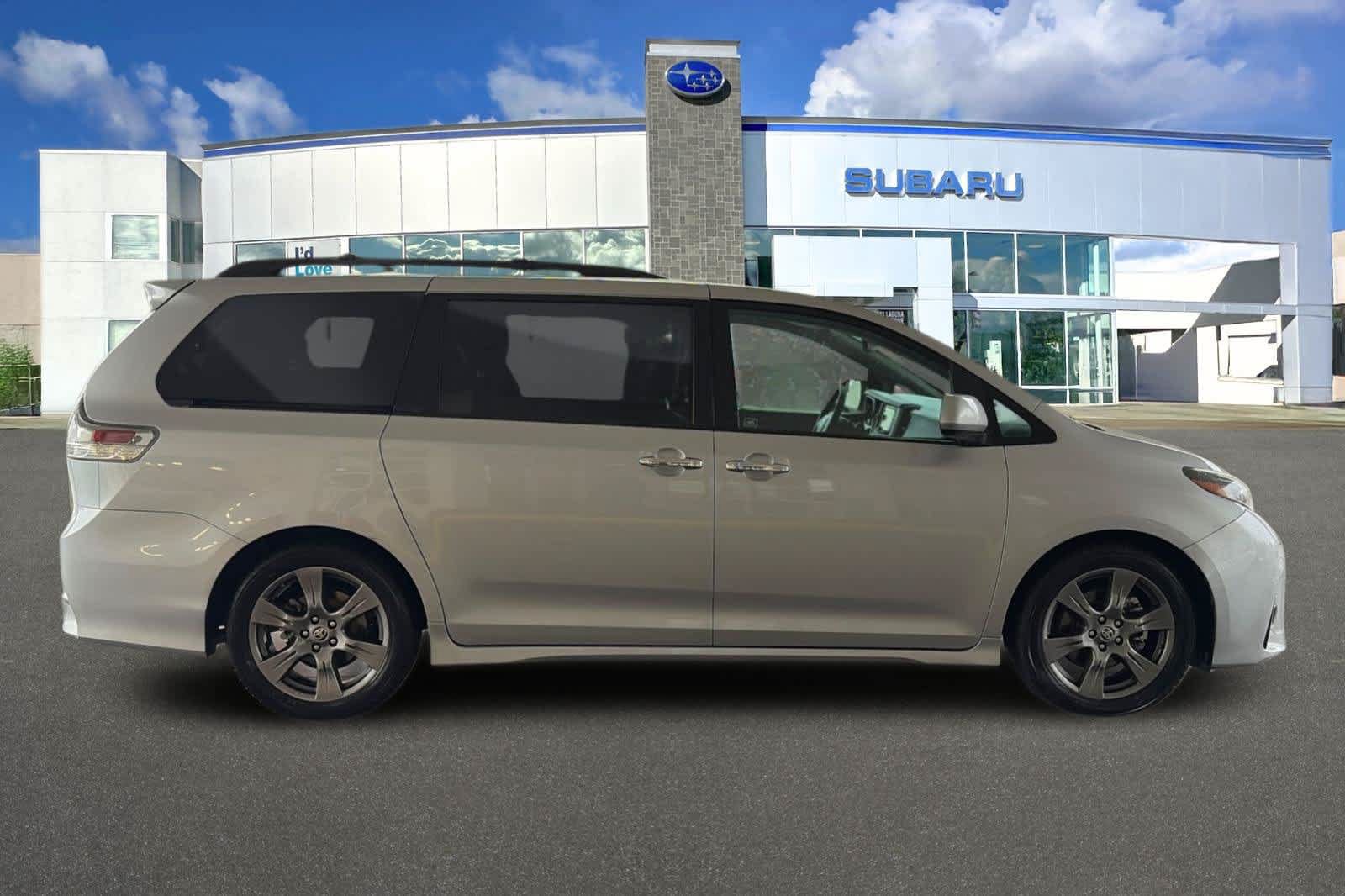 Used 2020 Toyota Sienna SE w/ Preferred Accessory Package FWD image 6