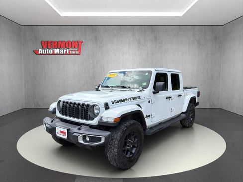 Used 2025 Jeep Gladiator Sport AWD/4WD image 3