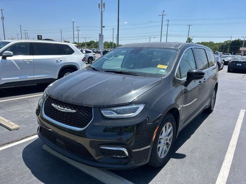 Used 2024 Chrysler Pacifica Touring-L image 12