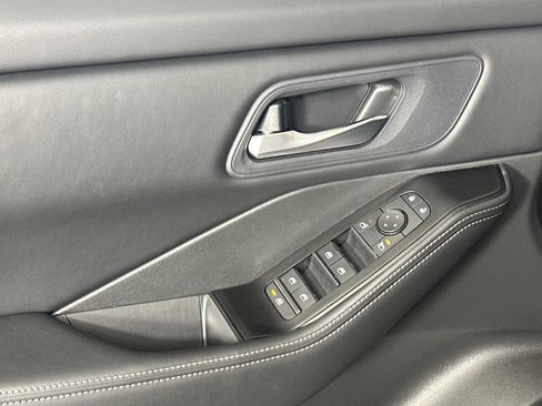 Used 2025 Nissan Rogue SV FWD image 11
