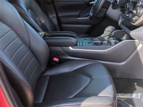 Used 2020 Toyota Highlander XLE image 24