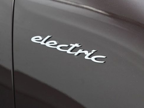 Certified 2025 Porsche Macan Electric RWD image 30