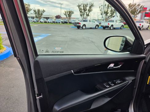 Used 2017 Kia Sorento AWD image 17