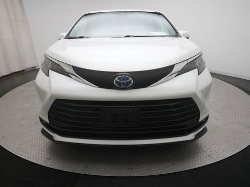 Used 2025 Toyota Sienna XLE FWD image 11