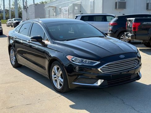 Used 2018 Ford Fusion SE w/ Fusion SE Technology Package FWD image 4