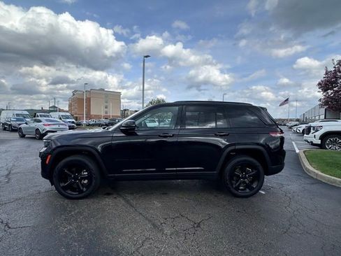 Used 2023 Jeep Grand Cherokee Limited w/ Black Appearance Package AWD/4WD image 6