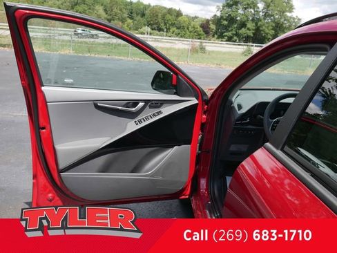 Used 2025 Kia Niro SX image 22