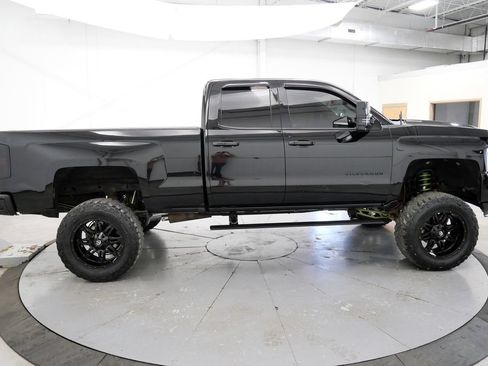 Used 2019 Chevrolet Silverado 1500 Custom w/ Custom Convenience Package AWD/4WD image 8