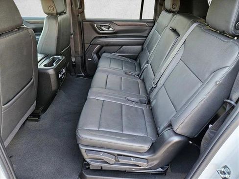 Used 2024 Chevrolet Suburban LT image 18