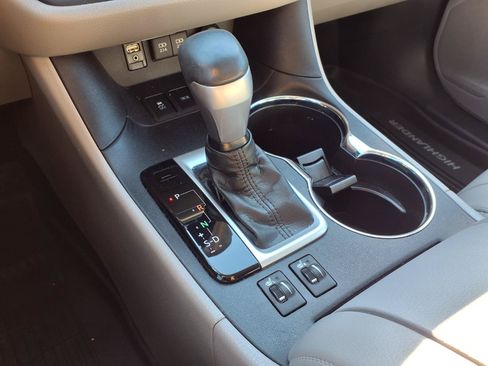 Certified 2018 Toyota Highlander XLE AWD/4WD image 13