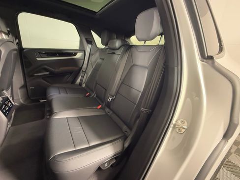 Certified 2025 Porsche Cayenne image 42