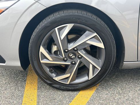 Used 2025 Hyundai Elantra SEL image 25