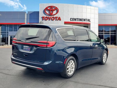 Used 2024 Chrysler Pacifica Touring-L FWD image 5