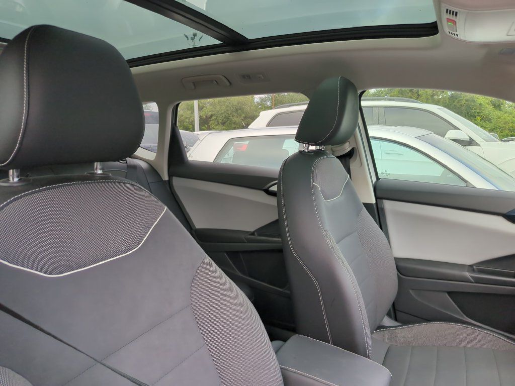 Used 2023 Volkswagen Taos SE w/ Panoramic Sunroof Package FWD image 9