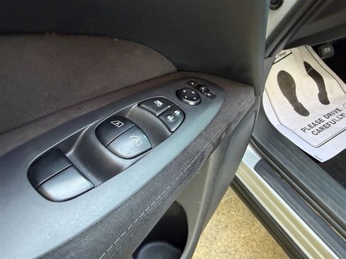 Used 2014 Nissan Pathfinder SV image 10