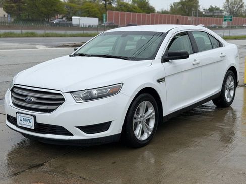 Used 2017 Ford Taurus SE FWD image 1