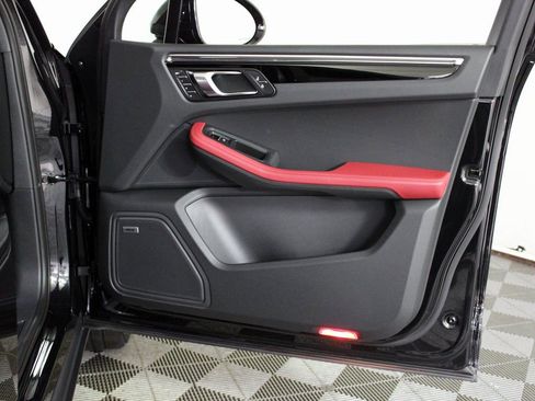 Certified 2025 Porsche Macan AWD/4WD image 36