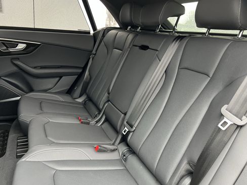 Used 2025 Audi Q8 Premium Plus image 33