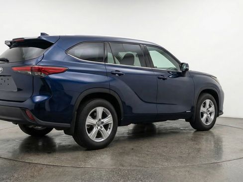 Used 2025 Toyota Highlander LE image 9