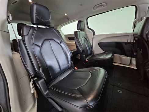 Used 2024 Chrysler Pacifica Touring-L image 20