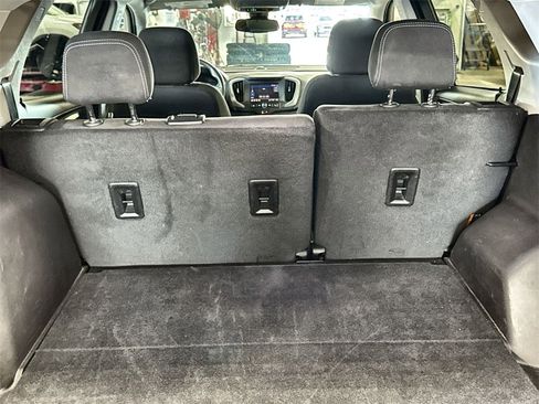 Used 2024 GMC Terrain SLE image 28