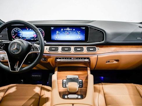 Used 2025 Mercedes-Benz GLS 450 4MATIC image 12
