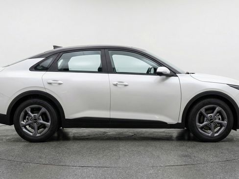 Used 2025 Kia K4 LXS image 11