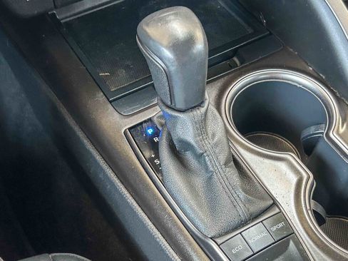Used 2022 Toyota Camry SE FWD image 19