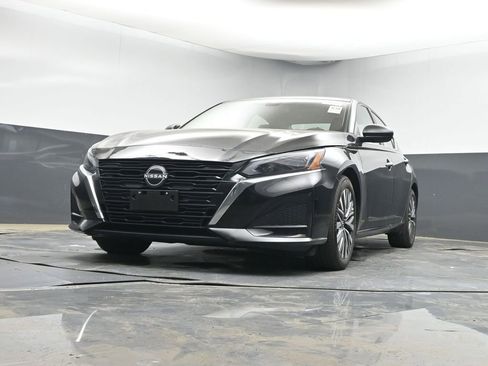 Used 2025 Nissan Altima 2.5 SV image 9