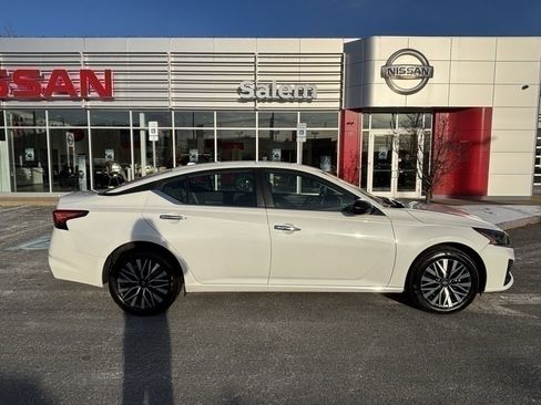 Used 2024 Nissan Altima 2.5 SV image 2