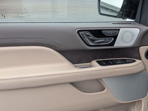 Used 2023 Lincoln Navigator Reserve image 12