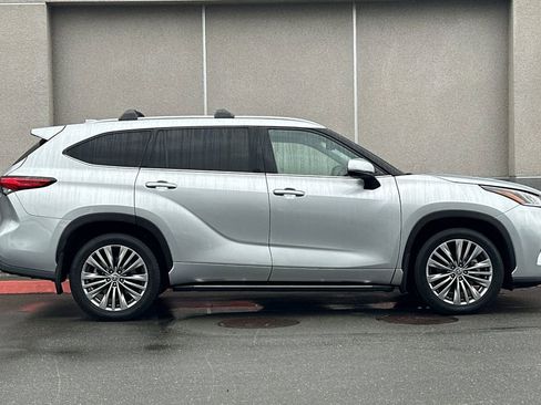 Used 2021 Toyota Highlander Platinum AWD/4WD image 3