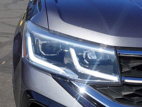 Used 2022 Volkswagen Taos SEL w/ Panoramic Sunroof Package image 5