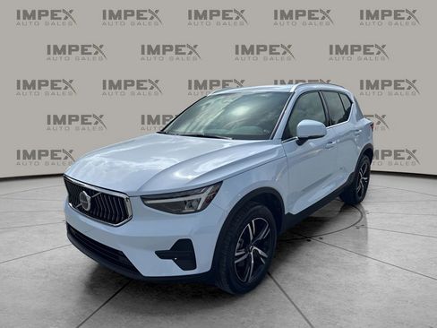 Used 2025 Volvo XC40 B5 Core AWD/4WD image 1